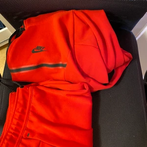 Nike Tech Fleece Hoodie & Sweatpants - Säljer ett fullt set av dessa plagg då storleken ej passar mig så bra.. Färgerna är röda med storleken S. Hoodien är dock rätt så oversized. Cond: 8.5/10 då jag ej använt dem så mycket.