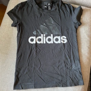Oanvänd adidas tröja - Aldrig använd 