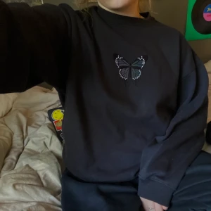 Sweatshirt med fjäril L - Mörkbrun sweatshirt med fjärilstryck🦋 Helt oanvänd. Frakt ingår i priset🌼 