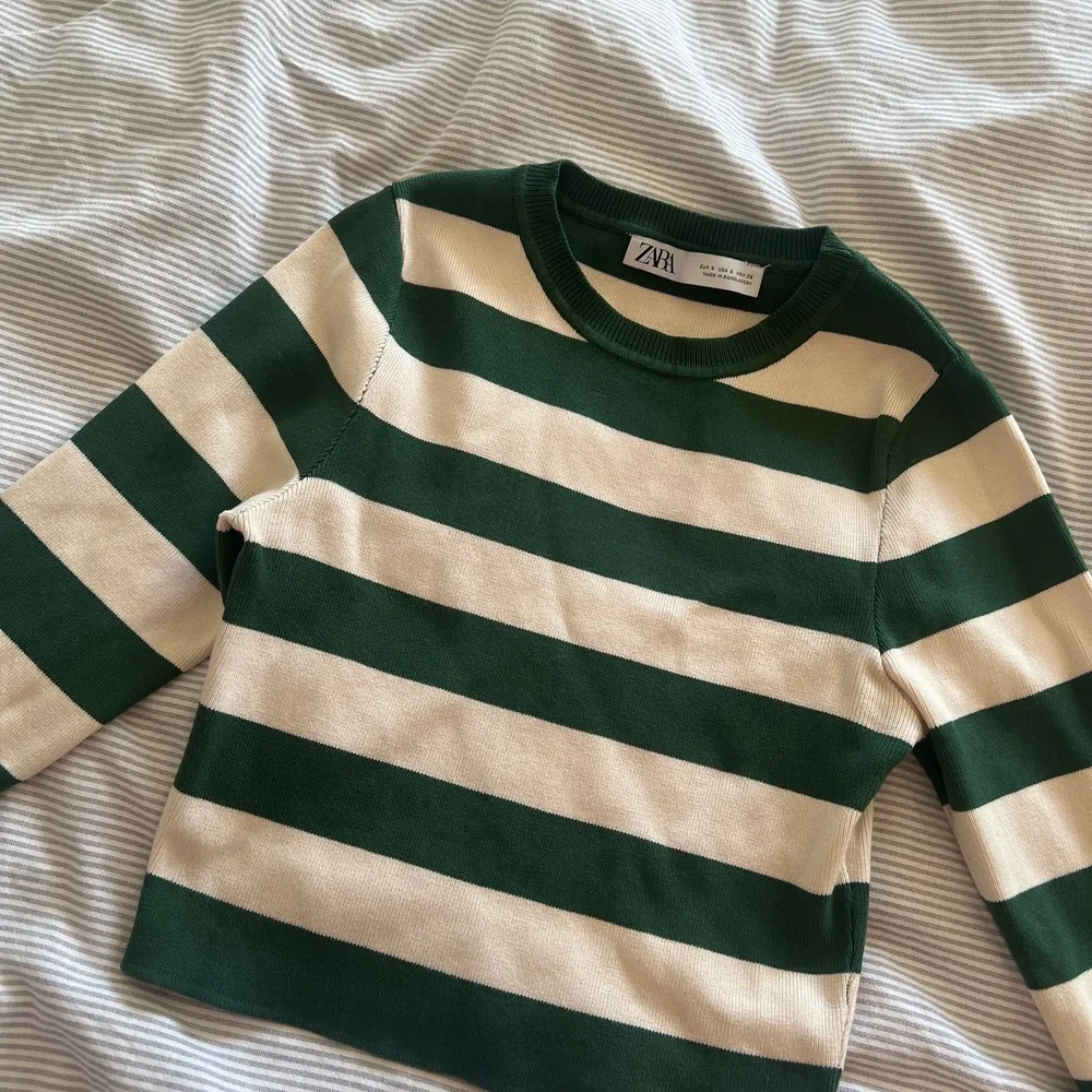 Grön randig croppad tröja från zara. Endast använd en eller två gånger då den är lite liten för mig💘. Toppar.