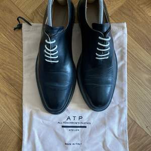 Ett par svarta loafers från ATP atelier. Använda mycket sparsamt. Ordinarie pris 4200.