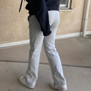 Lexington mjukisbyxor  - Jätte fina lexington byxor ! Vida där nere! Osäker på om jag vill sälja detta men kan göra det till ett bra pris! 