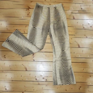 byxor med coolt mönster - säljer dessa supercoola brallor med lite flare som är köpt här på plick för något år sedan, tyvärr har de inte kommit till så mycket användning. i perfekt skick, förutom kanske lite skrynkliga. bilderna är från första ägaren, kan självklart skicka fler bilder vid förfrågan. passar bäst på storlek S-M men även på XS för en lite mer oversized look. frakt ligger på 66 kr spårbart, hör av dig om du har några frågor/vill köpa! <33