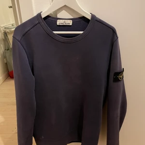 Stone island Crewneck - Säljer min äkta Stone island crewneck pga aldrig använder längre. Säljer billigt då dens skick är 6/10 och att jag inte behöver den längre. 