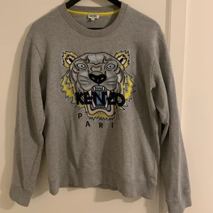 Kenzo Tröja Storlek M - Kenzo tröja i den tidlösa designen med normal passform. Måttligt använd. Storlek M