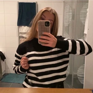 Randig stickad - Slutsåld randig stickad tröja från h&m, helt ny endast testad och prislappen finns kvar, hör av dig vid fler bilder Elr frågor 🥰strl xs men är lite oversize så passar s-m också!