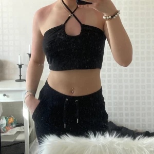 Topp i S - Fin gullig svart topp i S. Säljer den då den aldrig kommit till användning💞