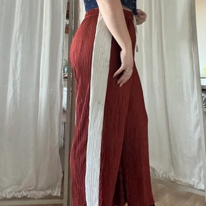 Plisserade byxor - Superskönt rostfärgade byxor köpta på Urban outfitters🧡