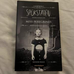Andra boken av miss Peregrines hem för besynnerliga barn. Perfekt för dig som älskar skräck!👻