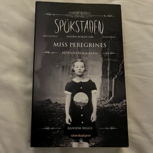 Roman Spökstaden - Andra boken av miss Peregrines hem för besynnerliga barn. Perfekt för dig som älskar skräck!👻