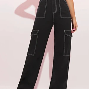 Size >S - Byxorna är fina men jag är kort och den är high så om du är lång tjej så kommer den att passa dig perfekt. Den är oanvänd och är helt ny. Jag köpte den för 299kr.