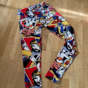 Mjuka sköna leggings med Comic-mönster. Storlek Small, tar gärna mått. Fint skick. Pris är inkl frakt.