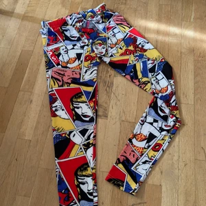 Leggings 90s Comic Retro - Mjuka sköna leggings med Comic-mönster. Storlek Small, tar gärna mått. Fint skick. Pris är inkl frakt.