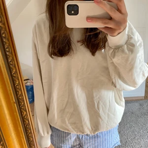 Sweatshirt  - En jätte fin ”cream” vit sweatshirt! Från hm!