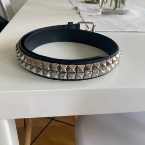 Nitbälte - Litbälte xs lite slitet i lädret men ändå bra skick. Skriv till mig om du är interesserad 