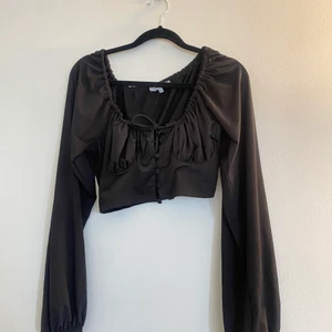 Svart croppad blus - Jag säljer min blus från Chiquelle i strl S/36 🤗 