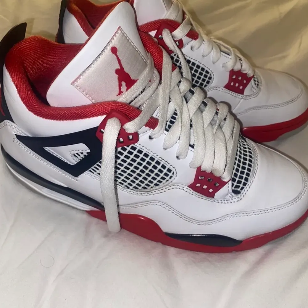 Ett par röda Jordan 4 skor i storlek 38, använda 2-3 gången❤️ nypris 4690❤️ kan tänka mig att sänka priset lite❤️. Skor.