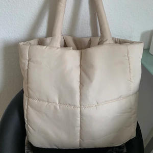 Puffer väska  - Stor puffer väska i beige 