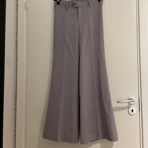 Kostymbyxor  - Gråa super fina kostymbyxor, i ett jätte skönt och ”dyrt” material. Dom är lite vidare i en bootcut modell men sitter jätte fint över benen och sitter tajt och fint i rumpan❤️🥰😊 Dom går lika bra till arbetsintervjuen eller  skolan som till festen eller om du bara vill känna dig som Matilda Djerf