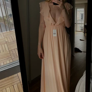 Balklänning - Aldrig använd. Passar alla storlekar då det är resår i midjan. 