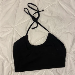 Svart topp🖤 - Svart topp från shein. Köpt i höstas å aldrig använd då den är för stor. Väldigt fin till sommaren till varmare väder☀️