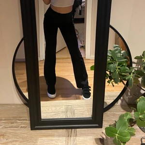 Kostymbyxor 34 - Bootcut kostymbyxor från Bikbok i storlek 34. Skicket är fint. Säljer de för att jag har ett par till. 