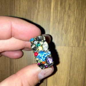 Ring - En jätte fin ring vet inte vart den är från 🥰 Har tappat någon sten men den är fin ändå❤️ 62 kr inklusive frakt ❤️ Betalas via swish 🥰 Skriv till mig vid intresse ❤️🥰