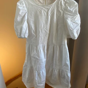 Vit klänning  - Säljer denna så så fina klänningen, kommer inte ihåg vart jag köpte den men den är verkligen så fin. Skulle säga att den passar storlek xs 💓 köp direkt 100kr plus frakt 66kr