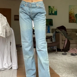 Lågmidjade levisjeans  - Lånade bilder! Säljer exakt samma, köpta här på Plick men är för stora på mig som har 34 i jeans. Passar 36/38 om man vill ha det lite baggy!