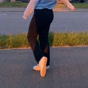 Weekday rowe - Fina jeans från weekday i modellen rowe. Nypris 500kr men jag säljer de för 100kr. Köparen står för frakten 🤍