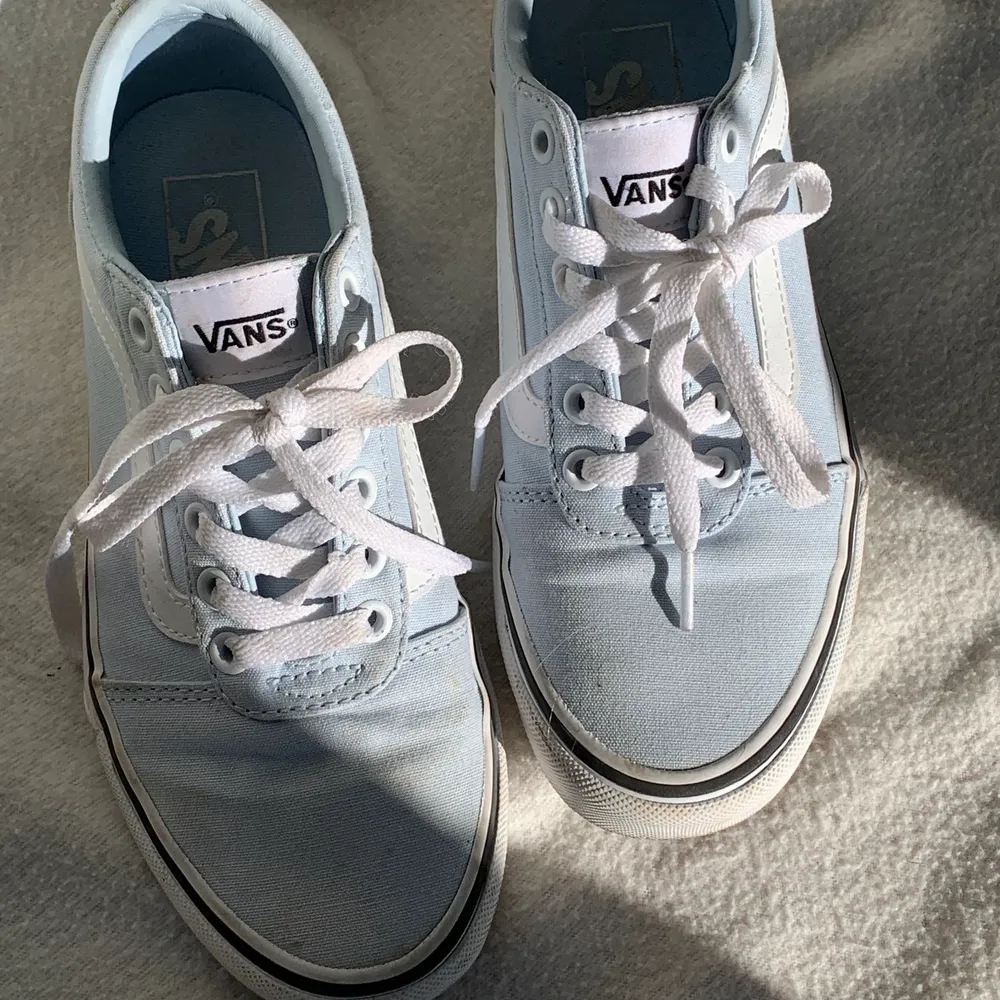 Ljusblå Vans skor | storlek 37 | använda Max 5 gånger | dom är som nya | 150 kr + frakt. Skor.