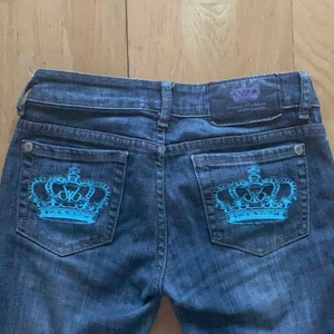 Victoria Beckham bootcut jeans - Skitsnygga jeans från det eftertraktade märket Victoria beckham! Är tyvärr alldeles för små för mig (passade på andra bilden)🙃. Bootcut med låg midja och har sytt på det blåa på knäna eftersom de var för korta, men är nu bra längd för mig som är 160cm (innebenslängd 78cm midjemått 74cm höftmått 88cm)😊 var mina favoriter och fick många komplimanger när jag använde de:))) rätt så använda alla stenar är borta tyvärr. Fråga för fler bilder köpare betalar frakt😝😝 BUD ÄR BINDANDE, nypris 4000-5000kr