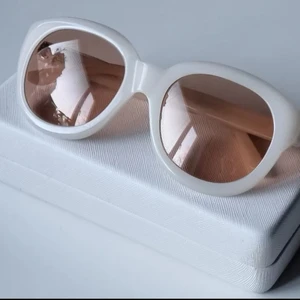 Celine solglasögon äkta - Äkta Celine solglasögon. Helt oänvända. Fick som present, dock passar dom inte mig riktig. Tycker det är tråkigt att dom inte kommer till användning. Hoppas någon kan njuta av dom. Tyvärr finns ej fodralet, dock får du med det som är med på bilderna.   NYPRIS: 4300kr