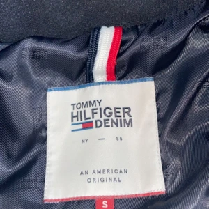 Tommy hilfiger dunjacka - Storlek s , som ny använt Max 1 gång inga skador inga hål inget som helt ny och 