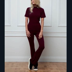 Vinrött Soft Goat cashmere set - Säljer detta set från Soft goat x Petra Tungården i vinrött storlek small! Ribbad tröja med halvpolo och tshirtärm samt flare byxor med snodd i midjan, jättesnygga på, figursydda. Nypris runt 4000kr, fint skick! Säljes antingen som set eller var del för sig, skriv PM vid intresse för endast en del. 900kr för båda, 500kr/del.