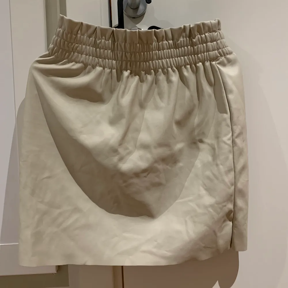 Fin kjol i PU material från Only i storlek XS. Använd fåtal gånger och är i väldigt fint skick💖. Kjolar.