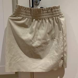 Fin kjol i PU material från Only i storlek XS. Använd fåtal gånger och är i väldigt fint skick💖