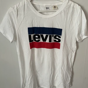 Levis T-shirt - Old school T-shirt från Levis. Strl.S
