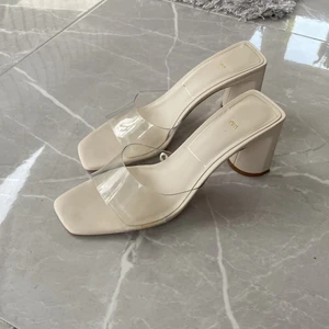 Snygga klackar - Säljer dessa snygga klackarna då de inte kommer till användning alls, de är köpta på zara förra året för 500 har jag för mig, de är i strl 39 men passar mer strl 38 skulle jag säga! Jag har använd de under en brunch förra sommaren:) mjuka och sköna! Perfekta nu till våren/ studenttiden!! Fraktar med spårbar frakt (ingår inte i priset)