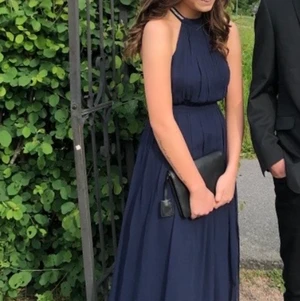 Balklänning - Balklänning från nelly i strl 34, men passar 36. Har tappat en knapp bak men inget som stör då den har två knappar! 