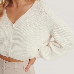 Vit stickad kofta - Fin basic vit kofta från NAKD. Storleken är xxs men skulle säga att den passar även xs & s. Superbra skick och förstörs ej vid tvätt. Hör gärna av dig med frågor eller prisförslag!!🤍