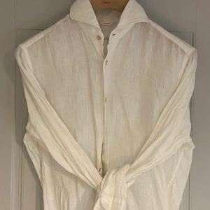 stenströms linneskjorta  - Stenströms linneskjorta storlek S sitter större. Använd fåtal gånger, kan tänkas gå ner i pris vid snabb affär🏇