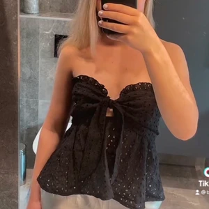 Svart topp 🖤 - Svart off shoulder topp med knytning i fram i strl S . Säljer för jag inte får användning för den. Har aldrig använt så den är som ny. Säljer för 79kr (budgivning pågår ) 