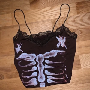 Brunt skelett linne - Använd en gång pga av för liten storlek! Väldigt fin och väldigt härligt material! Återkommer med fraktpris!!det är då inte gratis (Det står S på den men den sitter som xs)