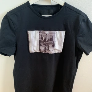 Limitato tröja - T-shirt från limitato i mycket bra skick. Använd fåtal gånger, allt OG medföljer. Priset kan diskuteras🤝 nypris cirka 1800