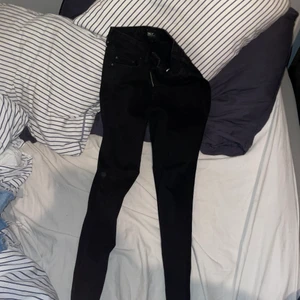 Svarta jens slim  - Säljer då jag beställde dom o inte passar! Skit fina o jätte bra matrial! 