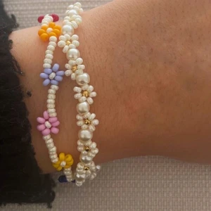 Armband  - Färgglada:40kr Vita: 60kr Eller båda för 95kr✨