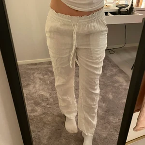 Snyggaste linnebyxan - Intressekoll på mina skitsnygga linnebyxor! De är köpta på and Other storlek (1100kr) förra året och sen dess använda typ 3 gånger! Alltså inte slitna/fläckar osv! Storlek 36 och passar dig som är 160-170 ungefär! Jag är 170 och de går över skorna snyggt. Om det är flera intresserade får det bli budgivning 😇🤍