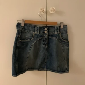 Kjol - Säljer denna jätte fina låg midjas kjolen från ZOUL. Säljer pga jag köpte i fel storlek!💕 skriv privat om ni vill ha fler bilder eller vid intresse!❤️ priset kan diskuteras!❤️🤩