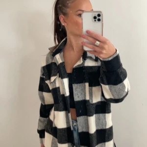 Skjortjacka - En rutigskjortjacka, som är använd 1 gång och är i nyskick. Passar både xs/s